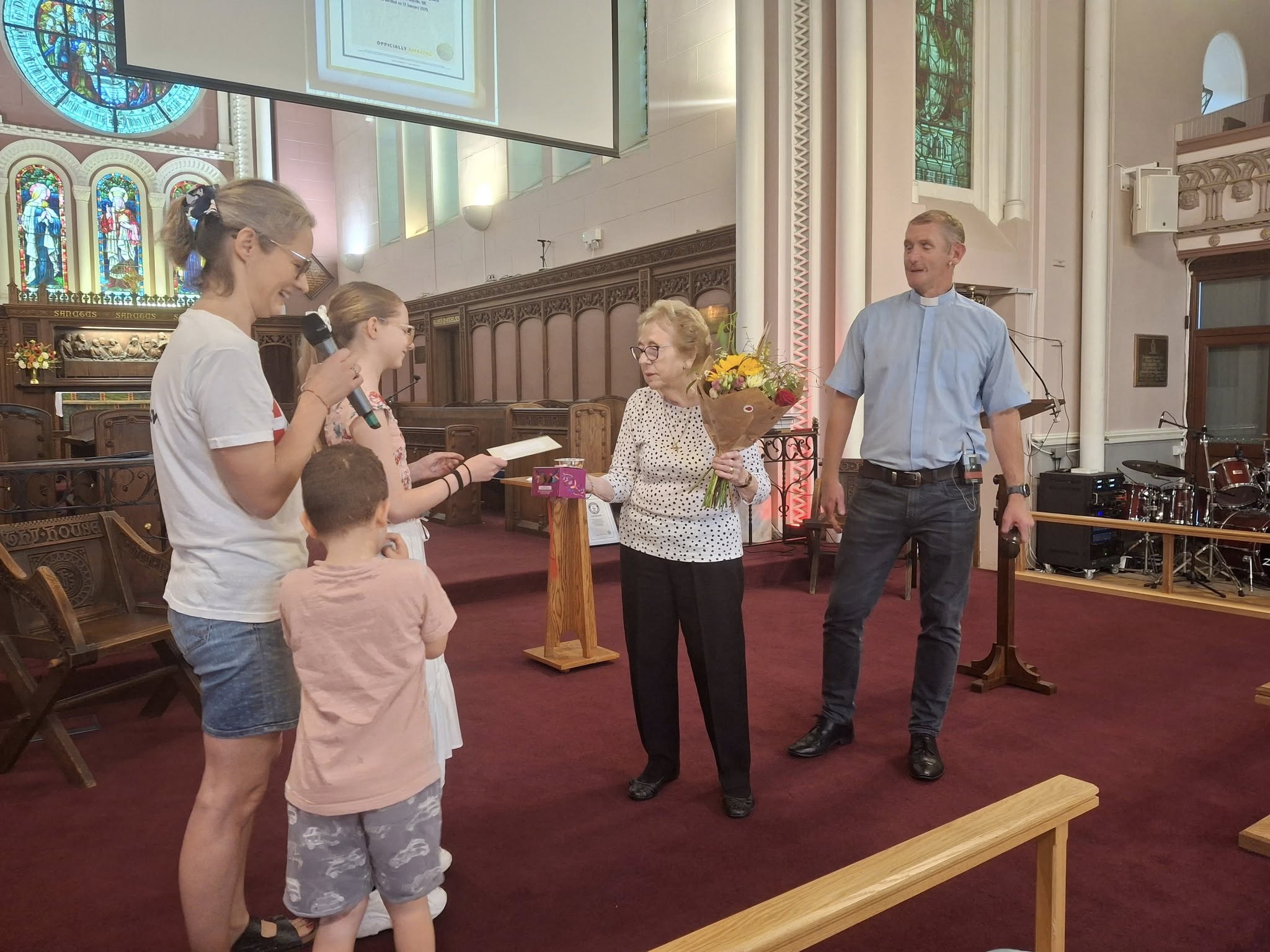 接受來自孩子們的祝賀鮮花。（翻攝自FB@St. Anne's Aigburth）